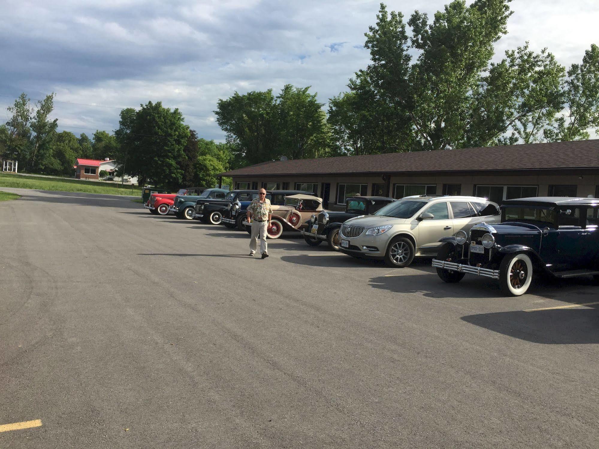Masterson'S Motel Greater Napanee Buitenkant foto
